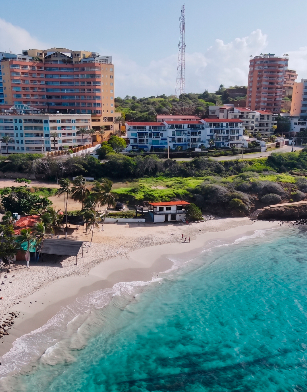 Playa Juventud: sol, arena y diversión en el vibrante corazón de Isla Margarita.