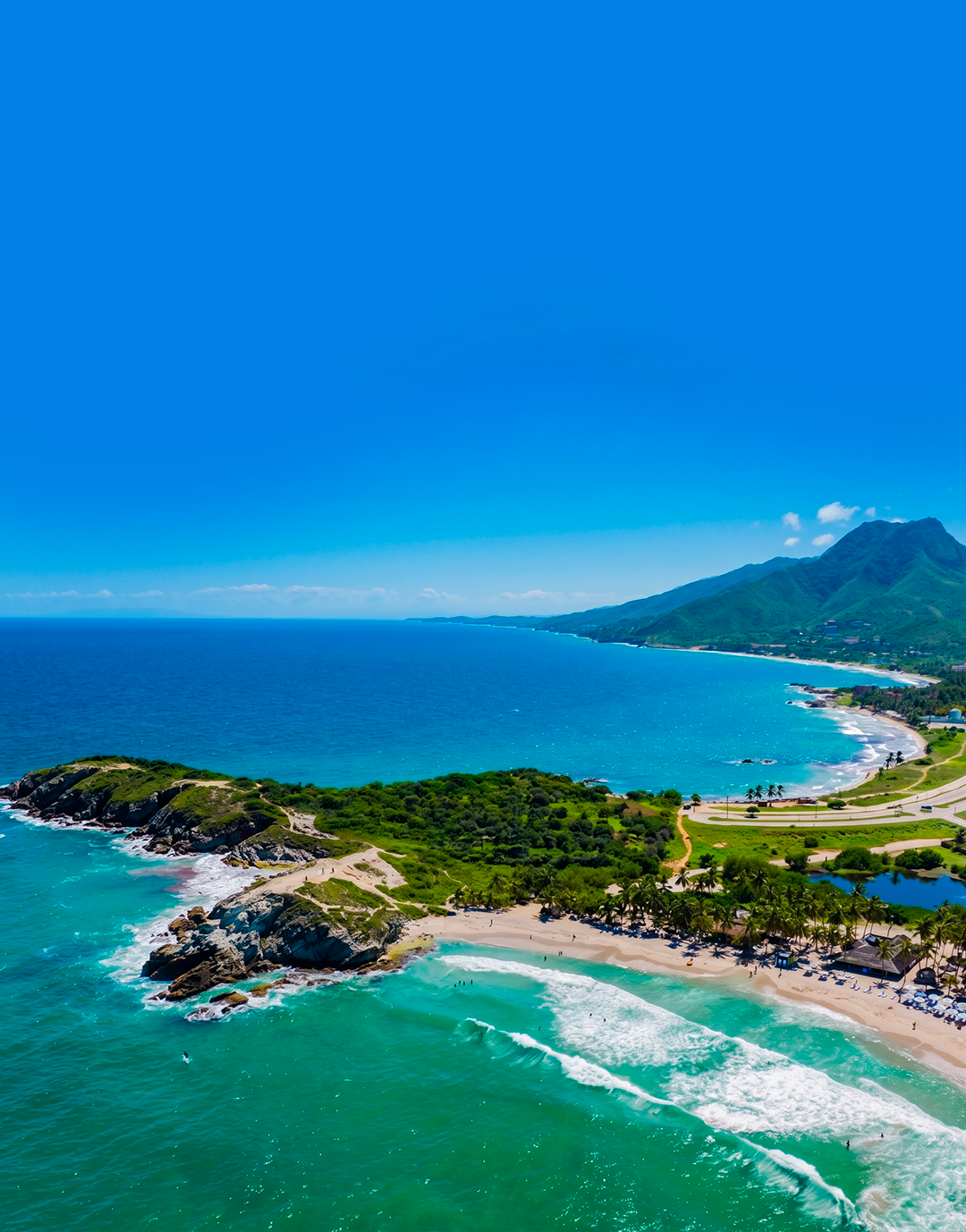 Playa Parguito: arena dorada, palmeras y aguas azules para el descanso perfecto.