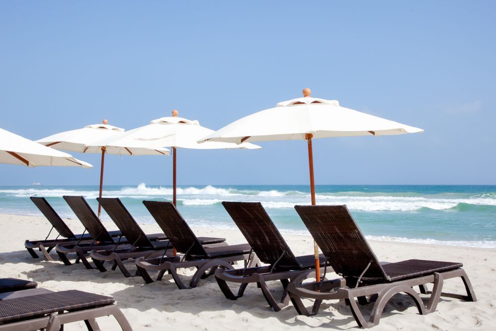 Vista de Playa El Agua, con tumbonas y sombrillas listas para el descanso en LD Hoteles.