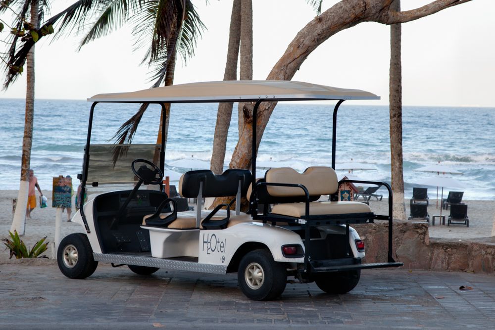 Carrito eléctrico de H2Otel by LD para traslados ecológicos a la playa, comodidad sostenible en Playa El Agua.