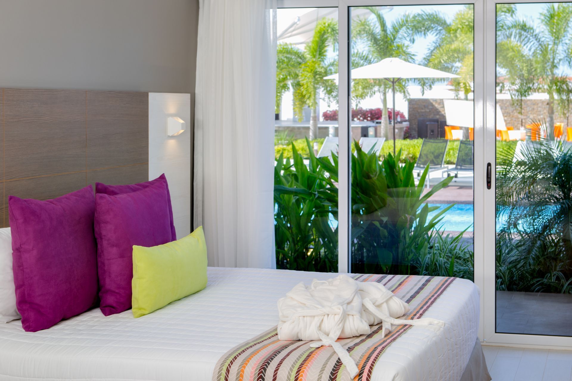 Habitación premium king en LD PLUS, Playa El Agua, Isla Margarita. Confort y lujo con acceso a la piscina.