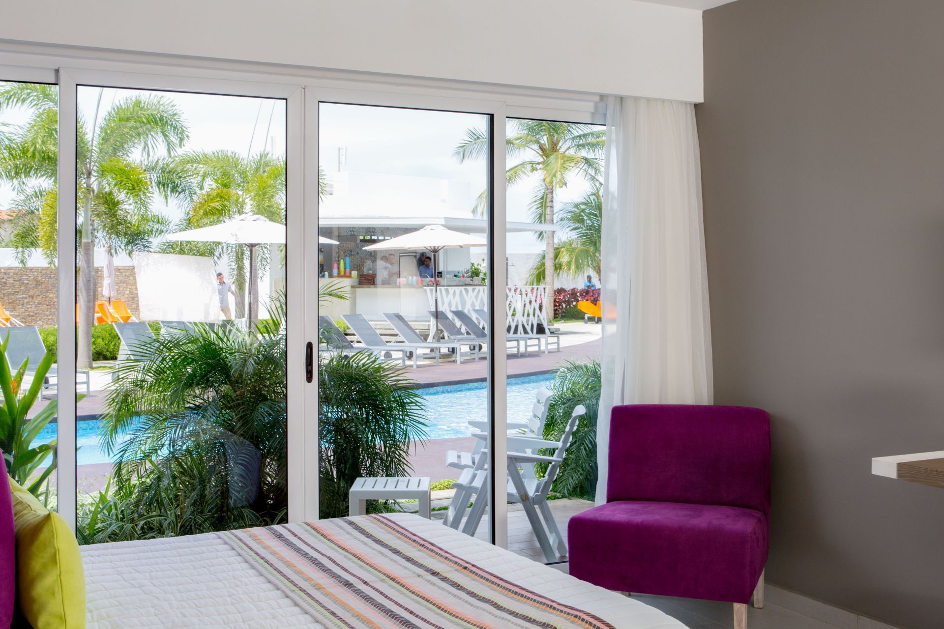 Habitación premium king en LD PLUS, Playa El Agua, Isla Margarita. Confort y lujo con acceso a la piscina.