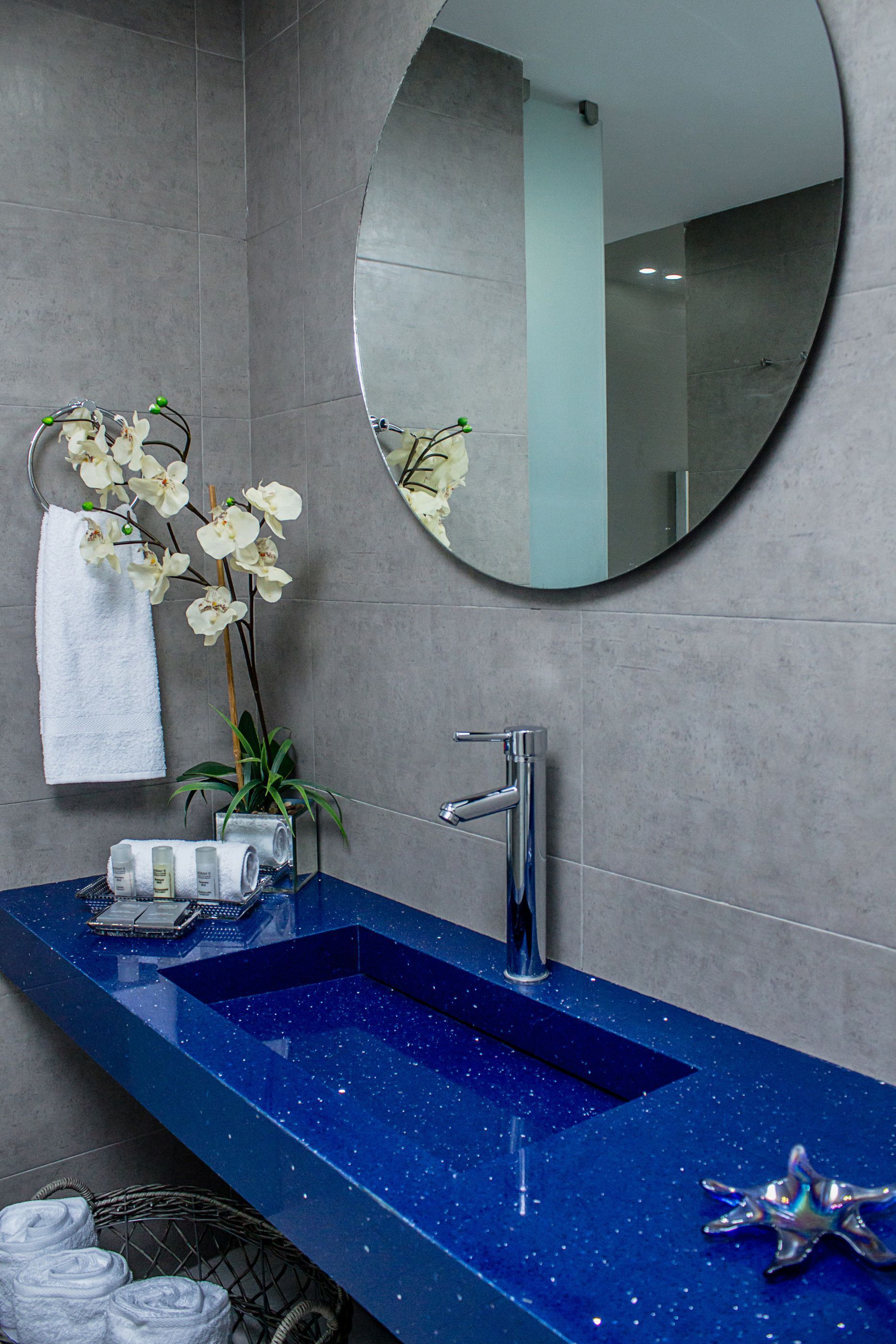 Habitación premium king en LD PLUS, Playa El Agua, Isla Margarita. Confort y lujo con acceso a la piscina.