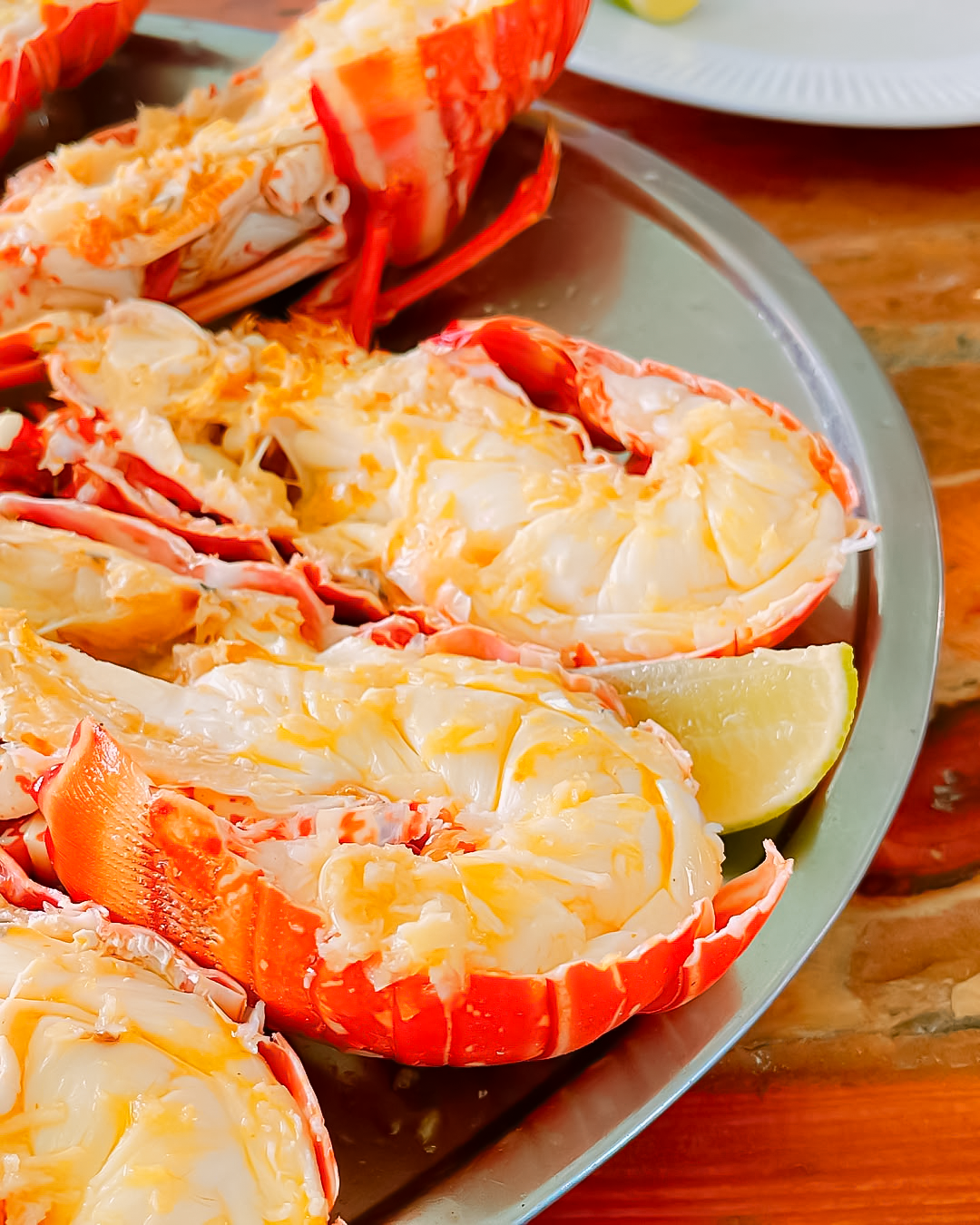 Rancho Polito en Los Roques, especializado en mariscos frescos y ostras servidas con rodajas de lima.
