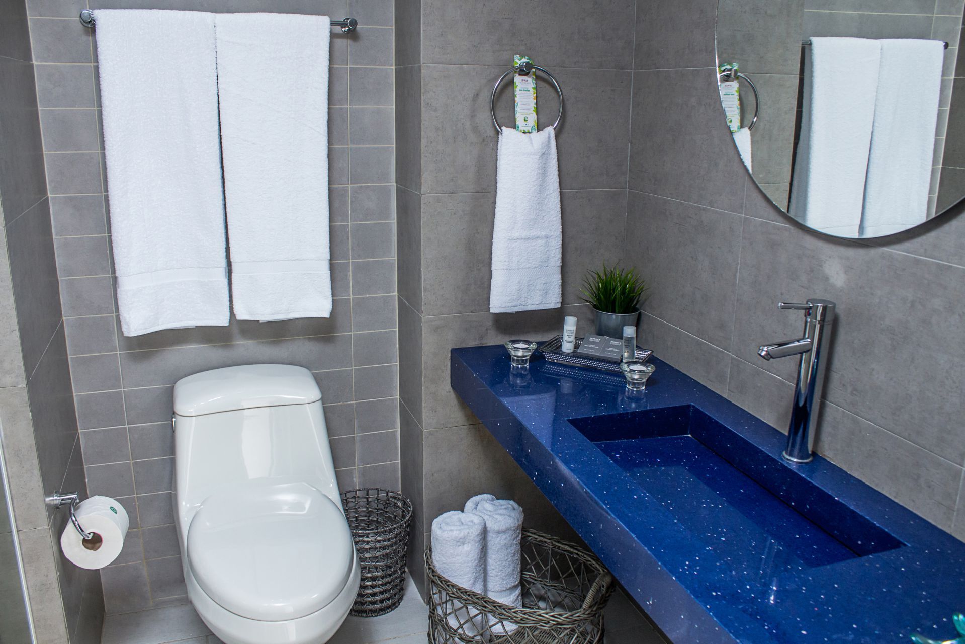 Baño moderno en habitación premium king de LD PLUS, Playa El Agua, Isla Margarita. Elegancia y detalles de lujo.