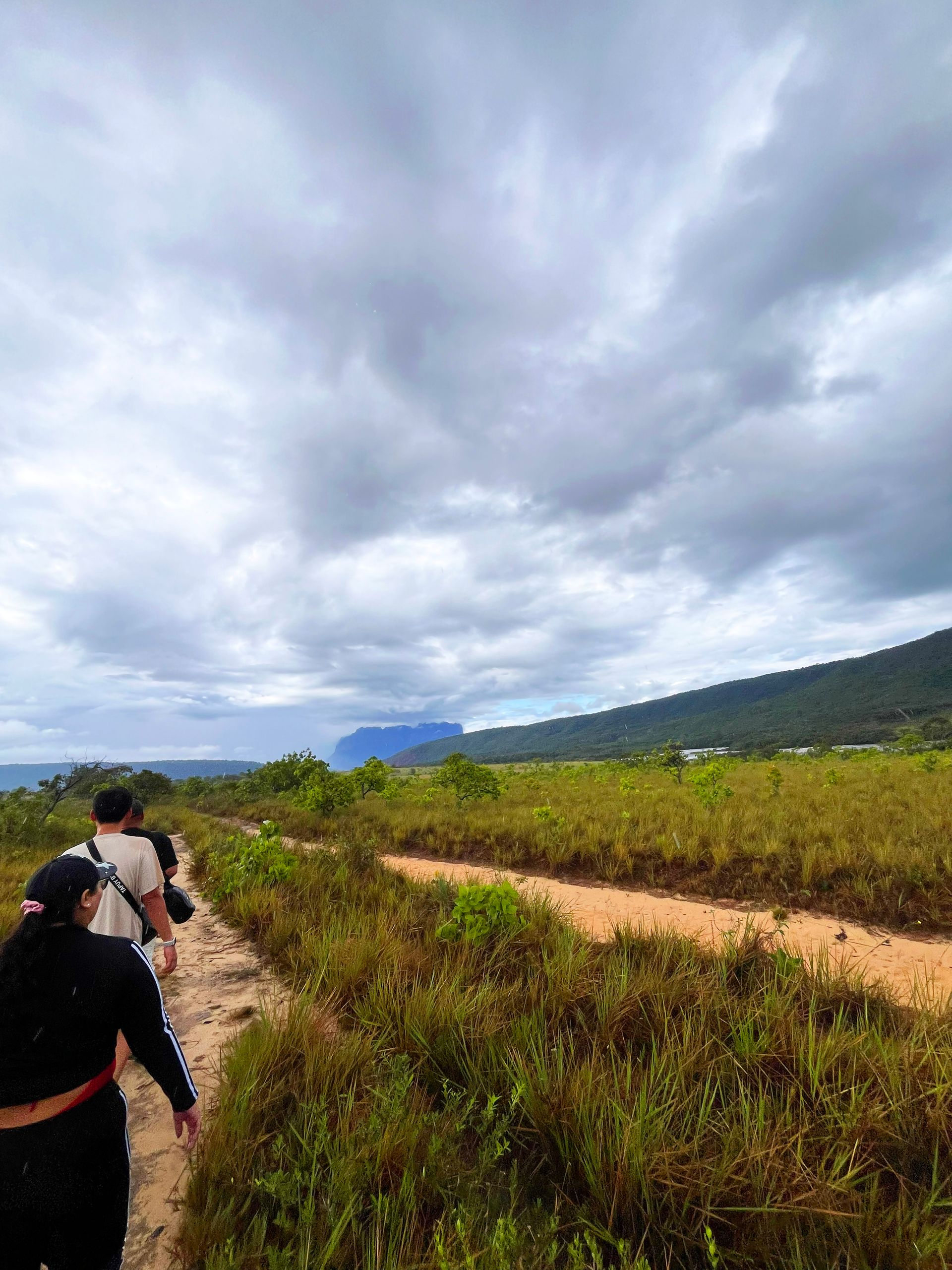 Aventura en Jeep safari por la Isla Margarita, terreno rocoso y emociones al aire libre.