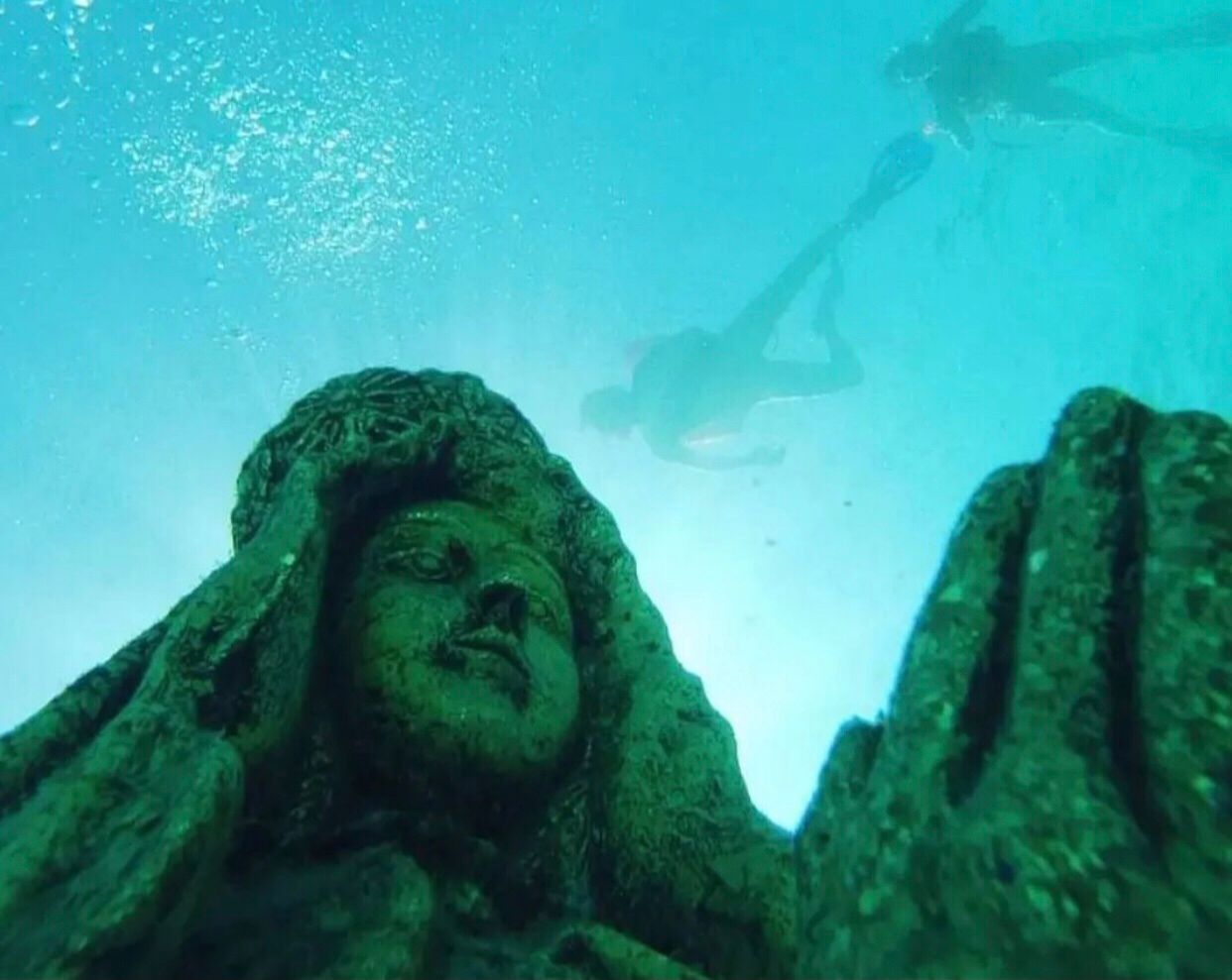 Persona haciendo snorkel en aguas cristalinas de Los Roques, cerca de formaciones rocosas