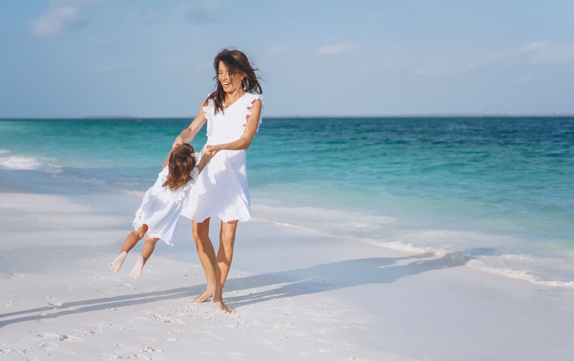 Celebra el Día de la Madre en la playa con LD Hoteles, momentos de alegría y relajación en un entorno paradisíaco.