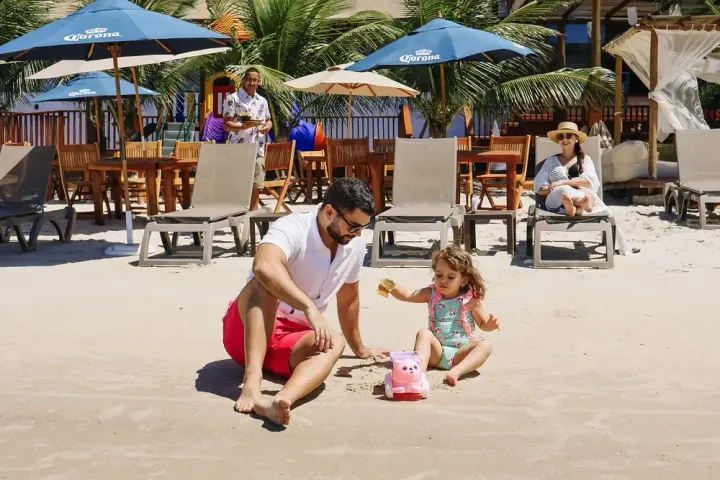 Uma família está fazendo um piquenique na praia.