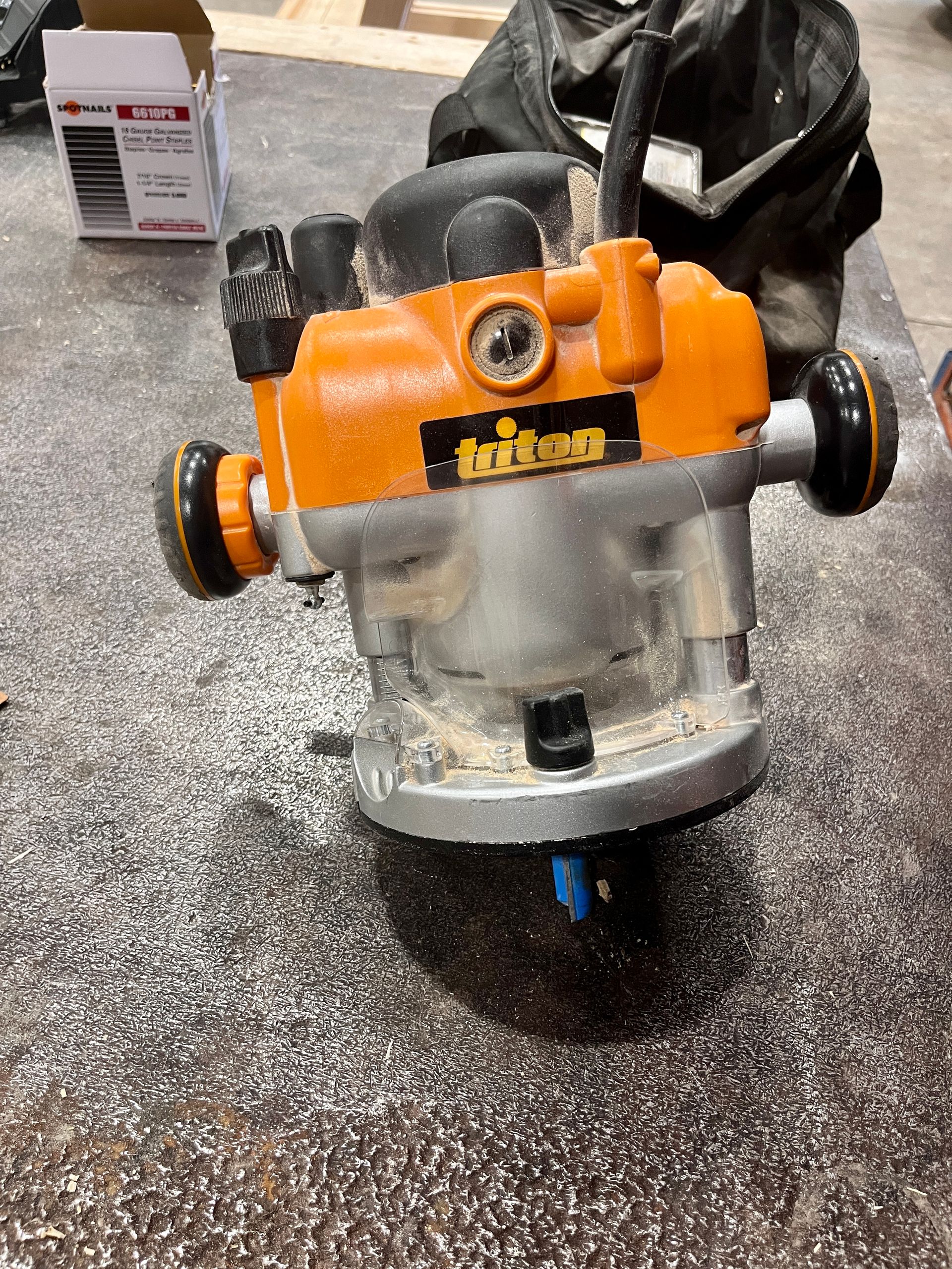 The woodworking router used to angle the wood