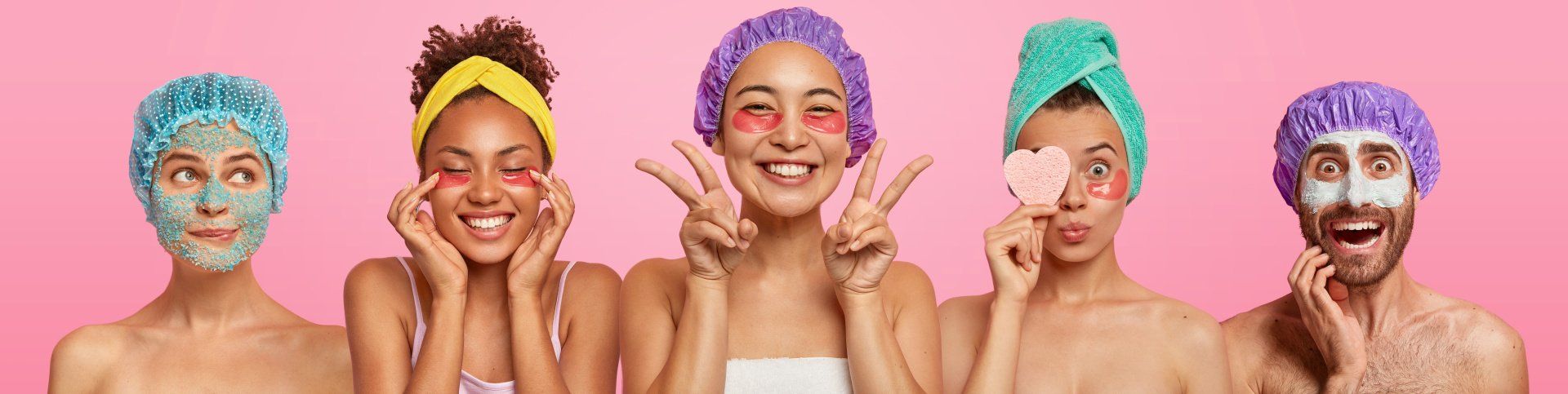 Eine Gruppe von Menschen mit Gesichtsmasken steht vor einem rosa Hintergrund nebeneinander.