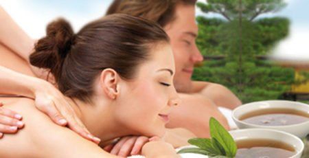 Ein Mann und eine Frau bekommen in einem Spa eine Massage.