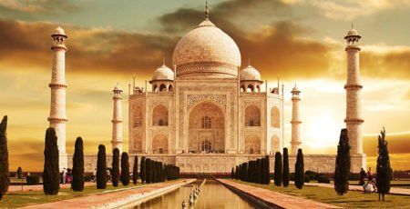 Das Taj Mahal ist ein sehr großes Gebäude mit einem Pool davor.