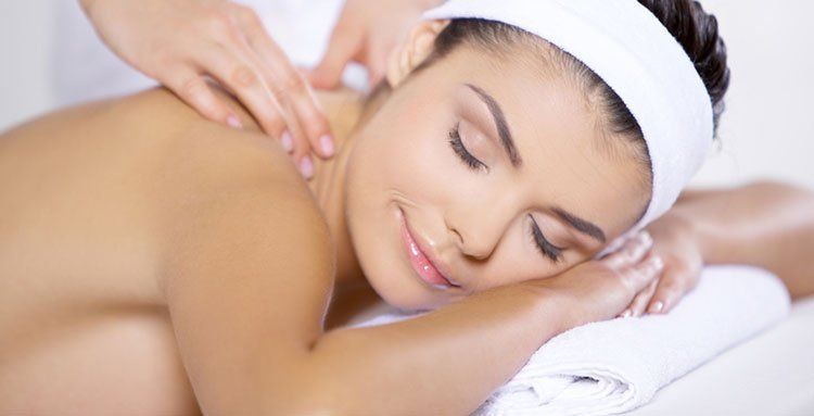 Eine Frau bekommt in einem Spa eine Massage.