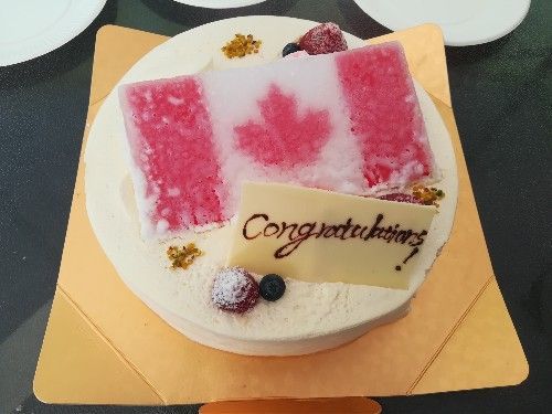Cake decorated with a Canadian flag,