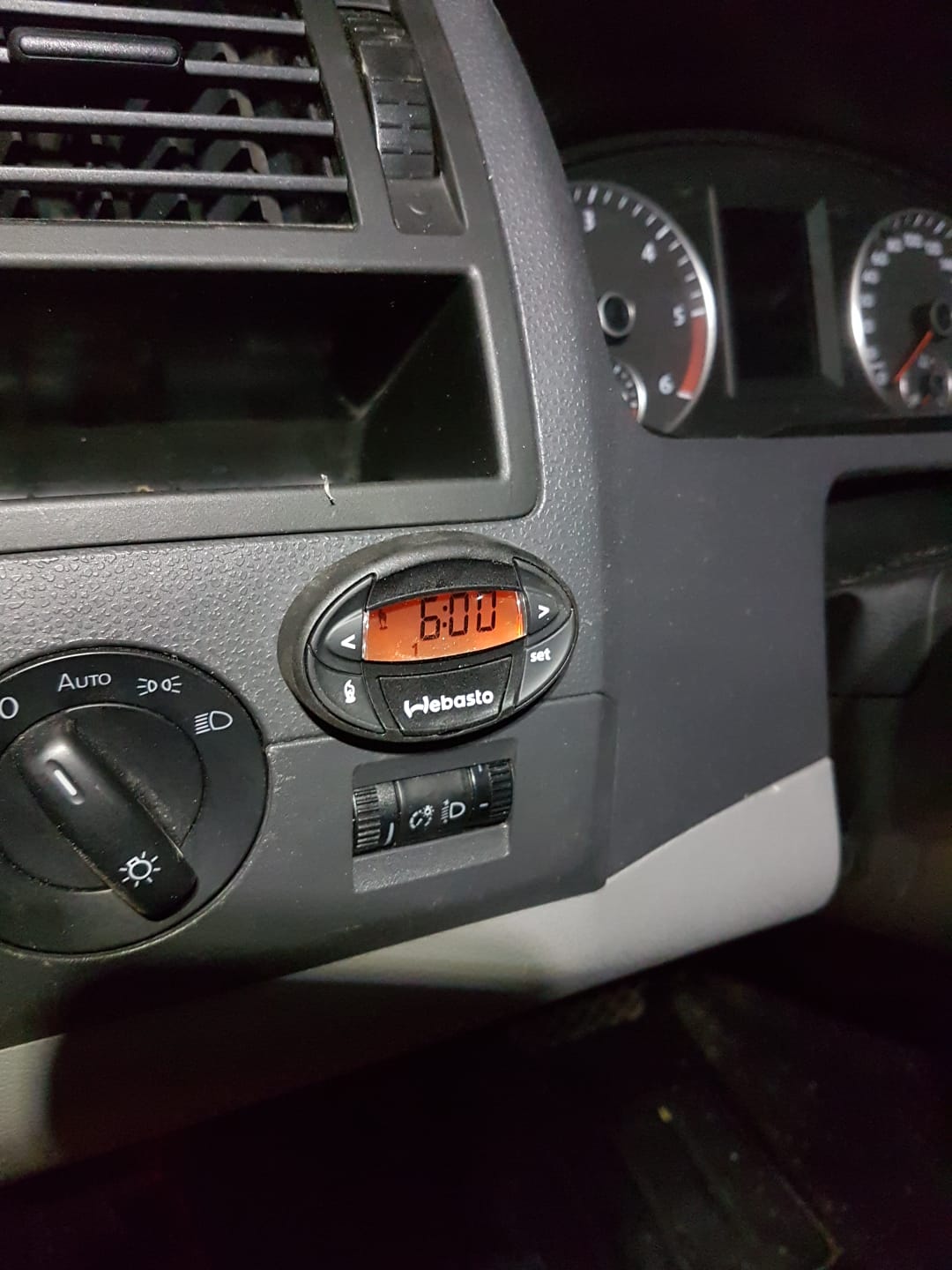 Dashboard met digitaal display waarop 