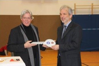 Eilert Ihnken vom Architekturbüro UIU und Dr. Michael Hüttenberger bei der Schlüsselübergabe