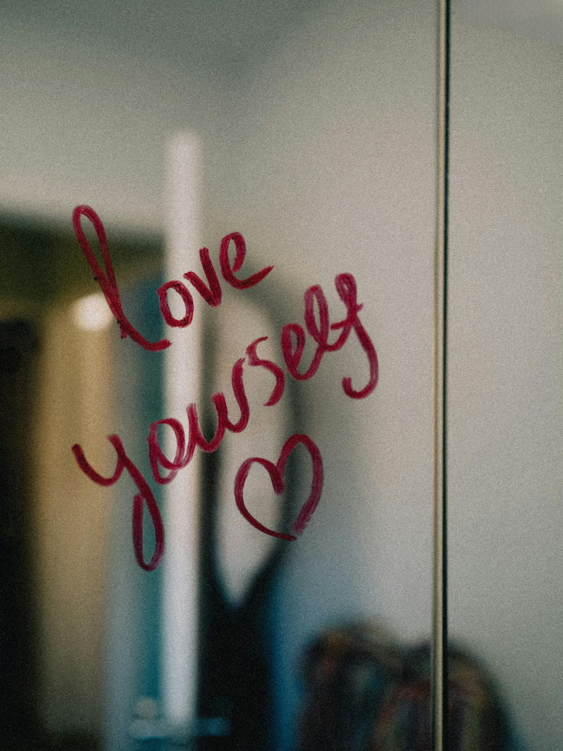 Rode lippenstift met de tekst love yourself