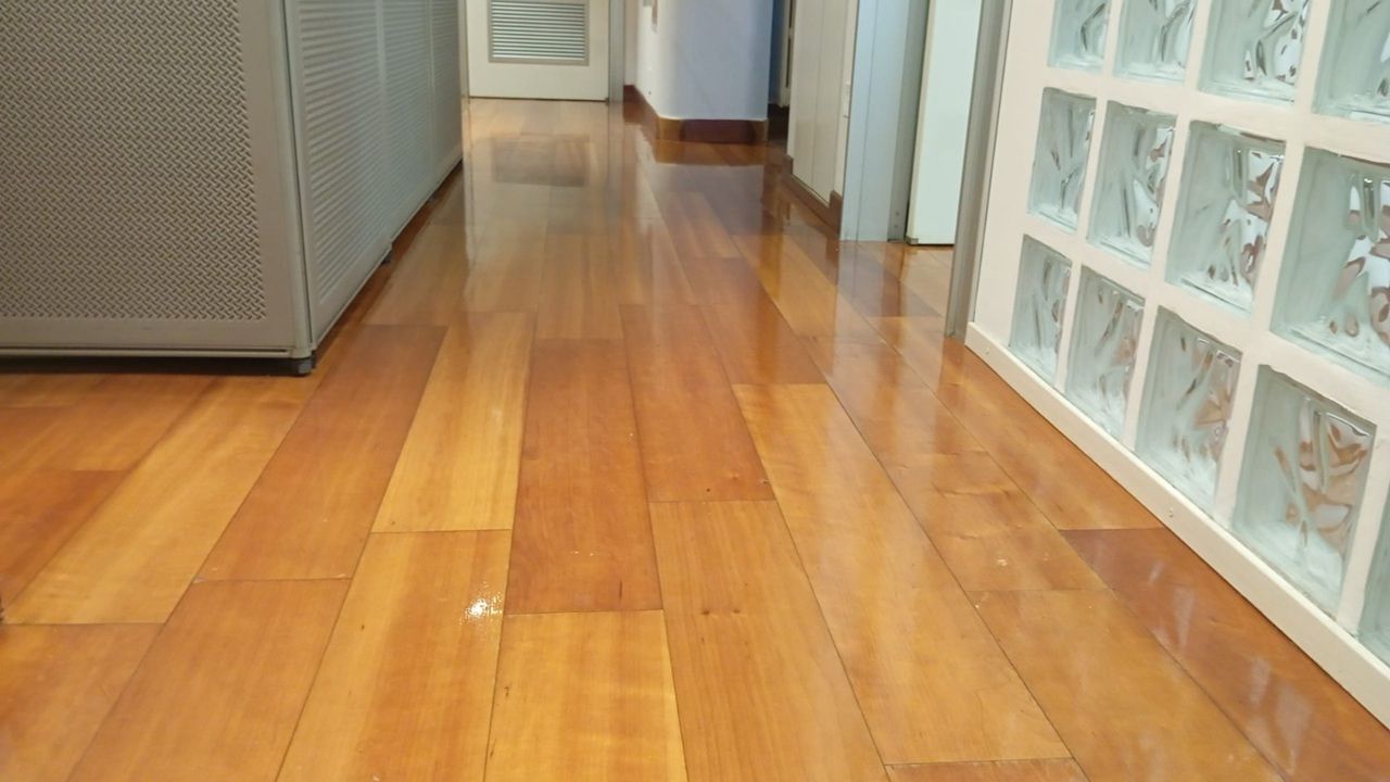 Corridoio vuoto con pavimento in legno lucido e armadi lungo le pareti