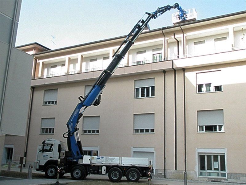 piattaforma aerea a noleggio per traslochi