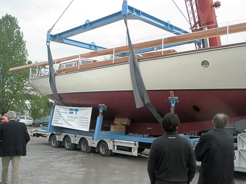 trasporto e varo di una barca a vela