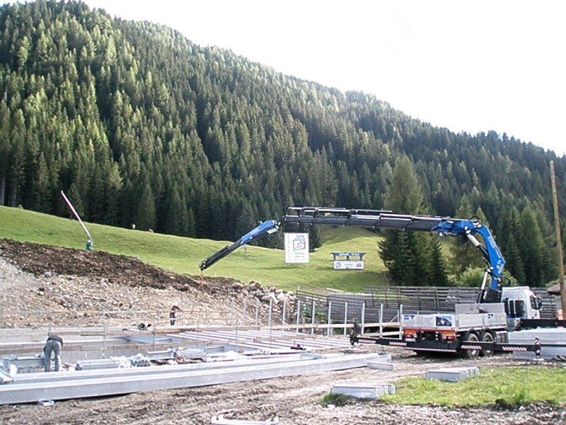 interventi con autogrù per realizzazione di una pista