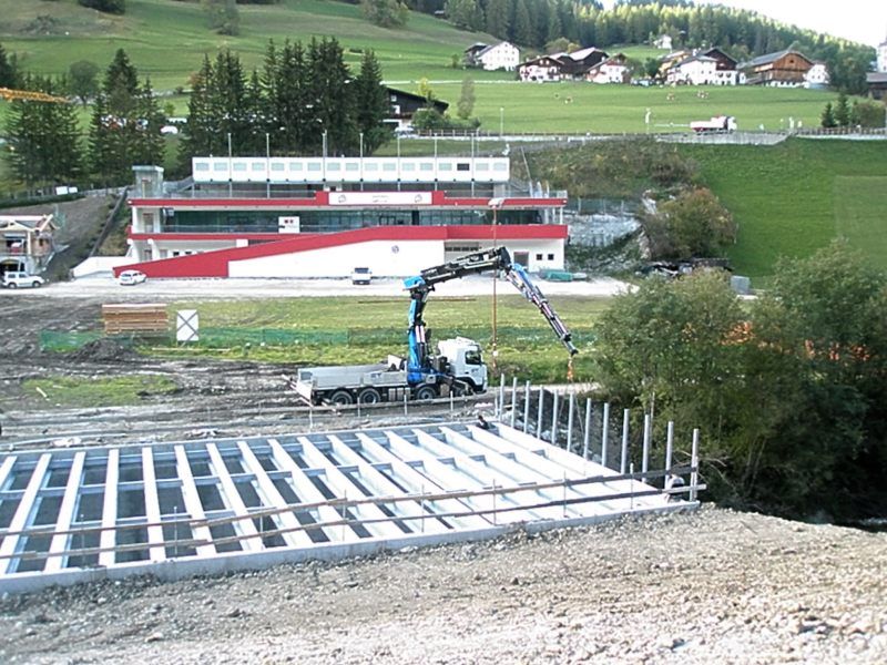 impiego di autogrù per la realizzazione di una pista