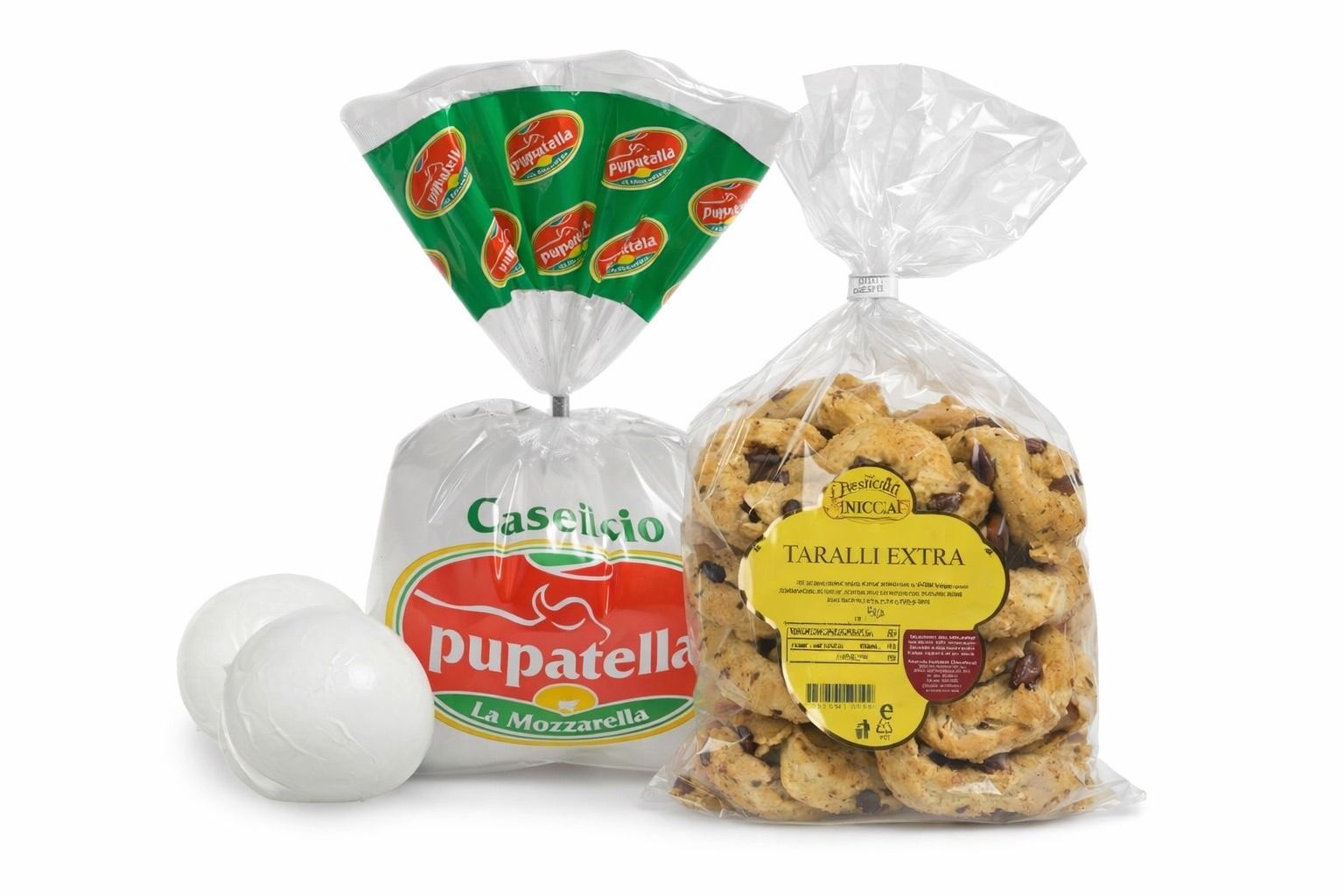 Assortimento di prodotti da forno confezionati e due uova bianche su sfondo neutro