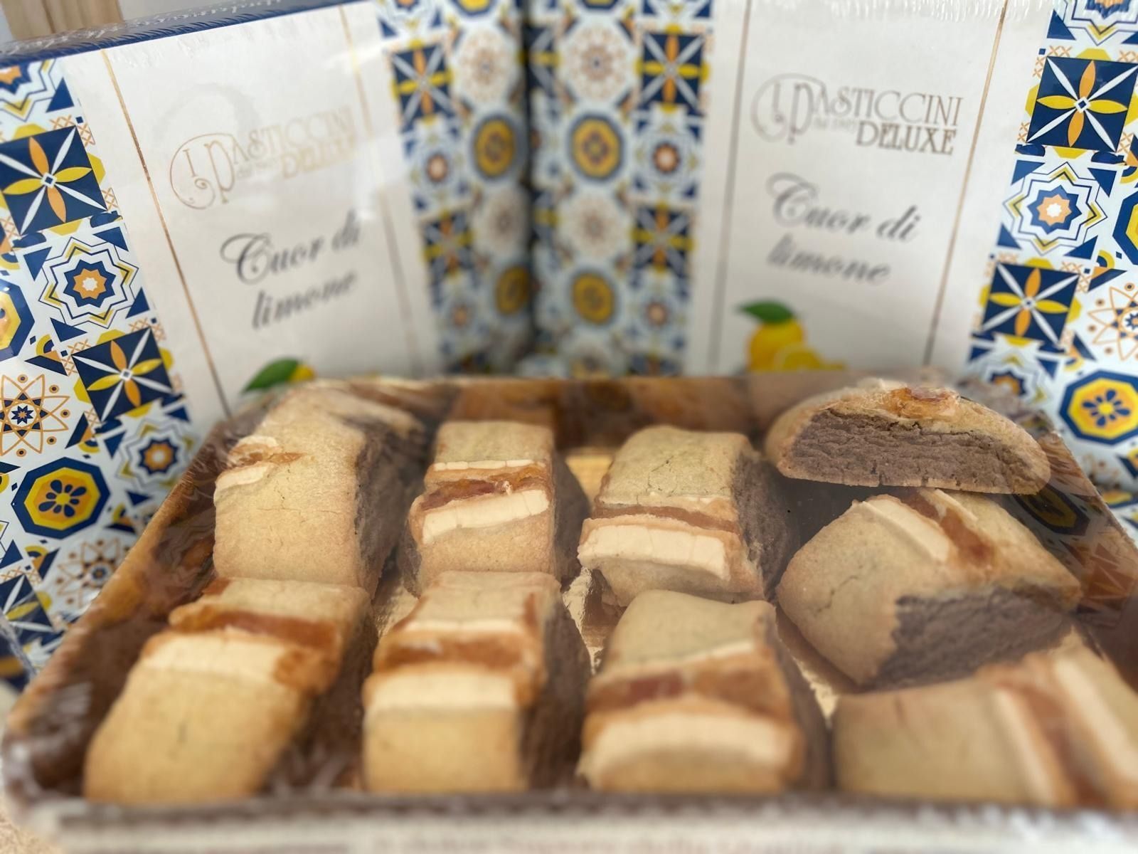 Vassoio di pasticcini assortiti con glassa al cioccolato davanti a piastrelle decorative decorate.