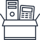 Une boîte avec une tour d'ordinateur et une calculatrice à l'intérieur.
