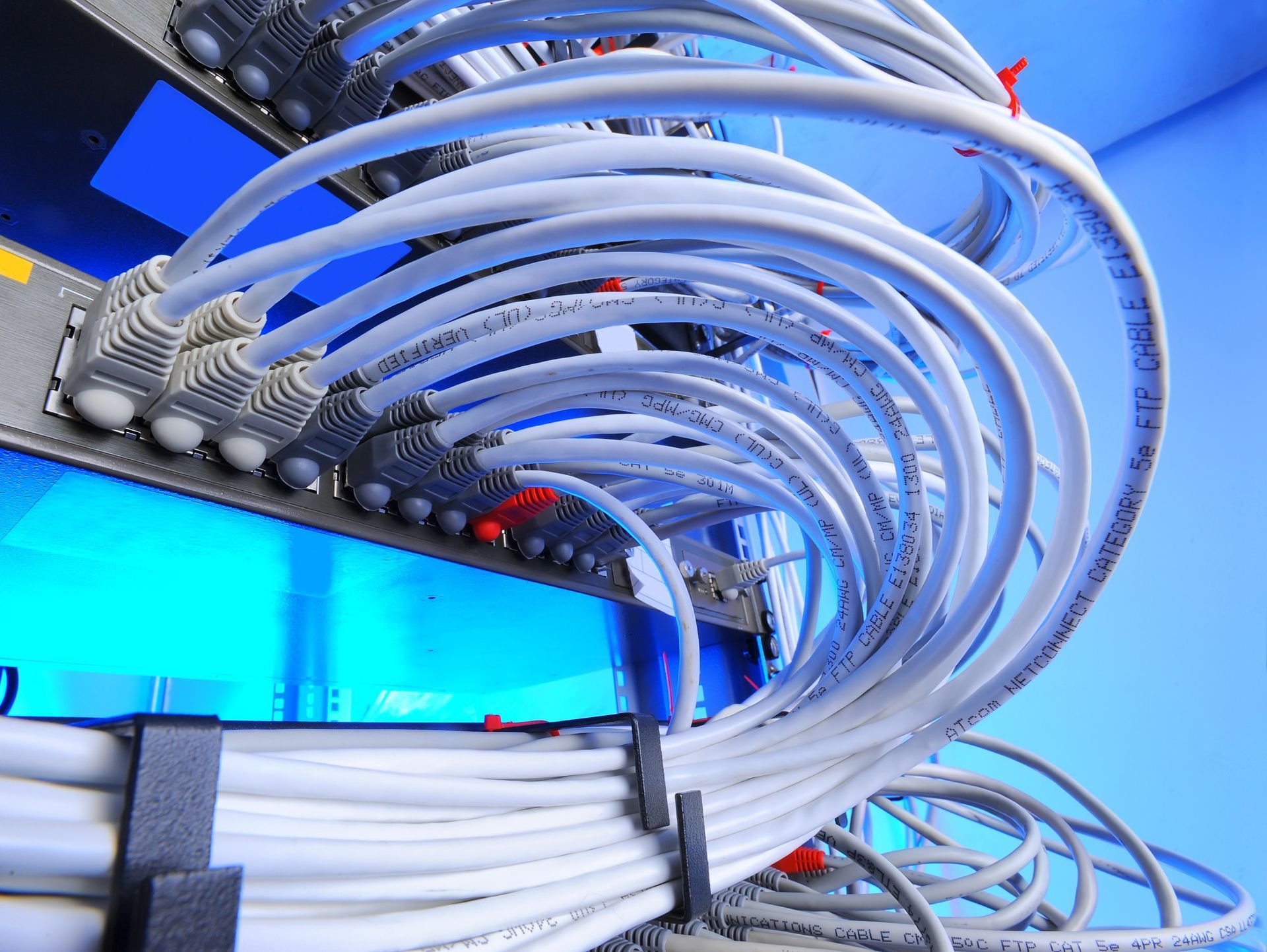 a bunch of wires are stacked on top of each other