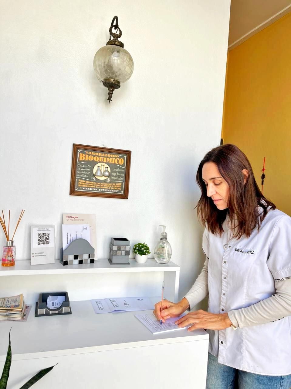 Bioq. Cecilia Sager en la recepción del laboratorio