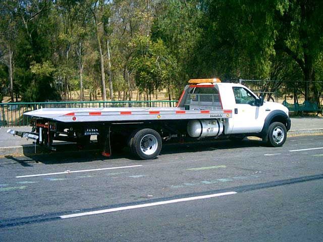 Una grúa está estacionada al costado de la carretera