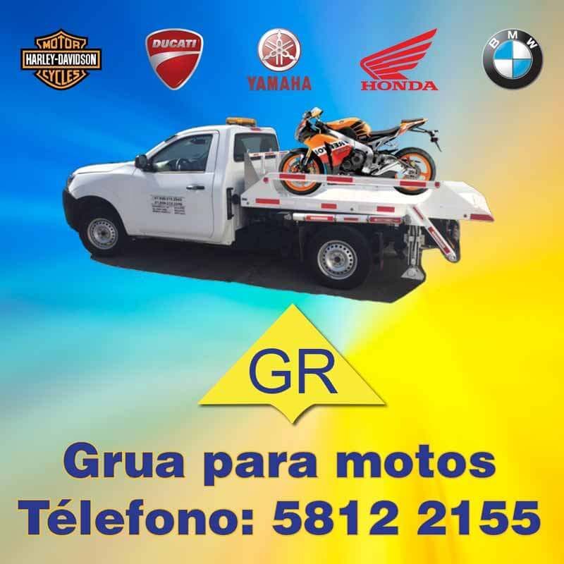 Una motocicleta está en la parte trasera de una grúa