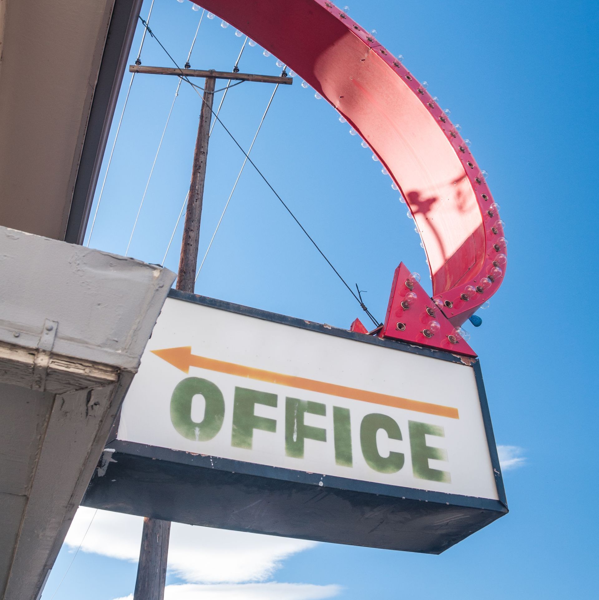 An office sign with an arrow pointing to the right