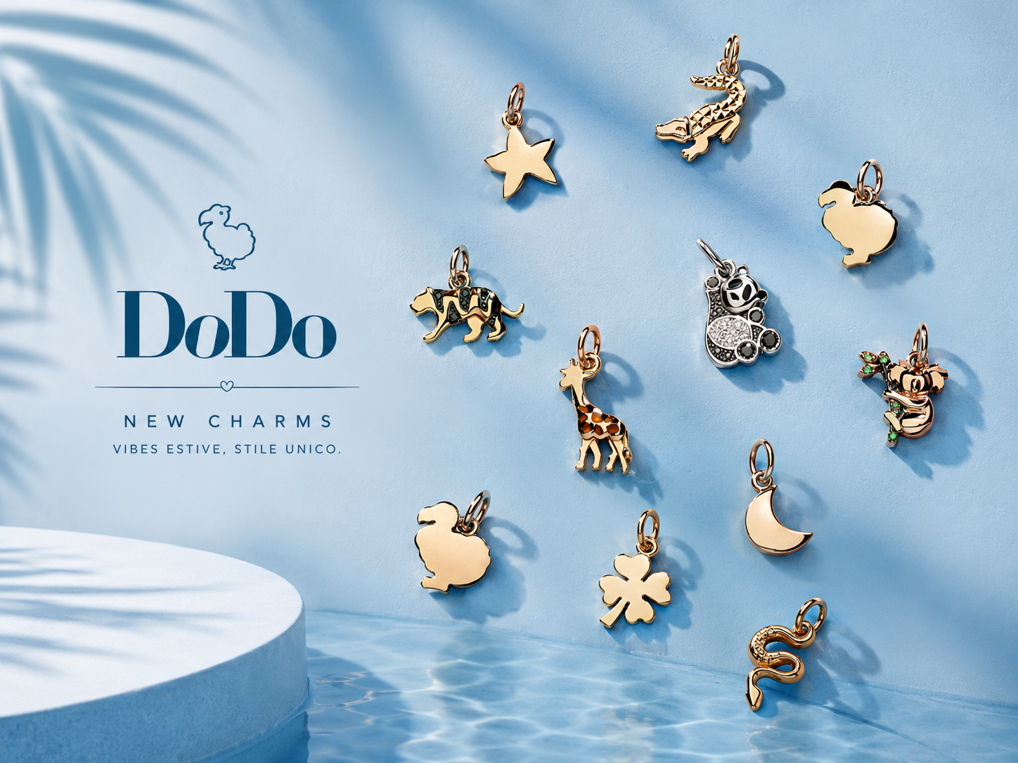 Ciondoli del marchio Dodo su sfondo blu, con un assortimento di piccoli animali e stelle.
