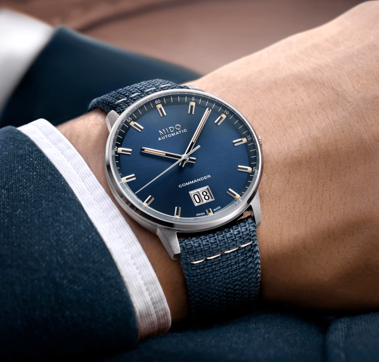Orologio da polso blu elegante, con cinturino intrecciato e datario.