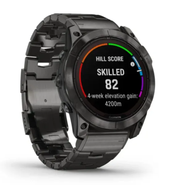Smartwatch nero con display rotondo che mostra le statistiche di fitness e cinturino in metallo nero.