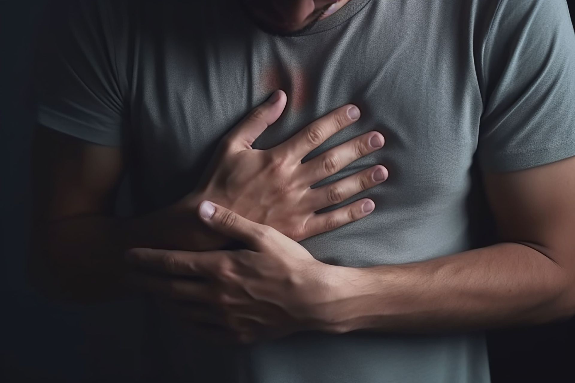 Pessoa com as mãos sobre o peito, tema relacionado à saúde pulmonar e cardiopulmonar