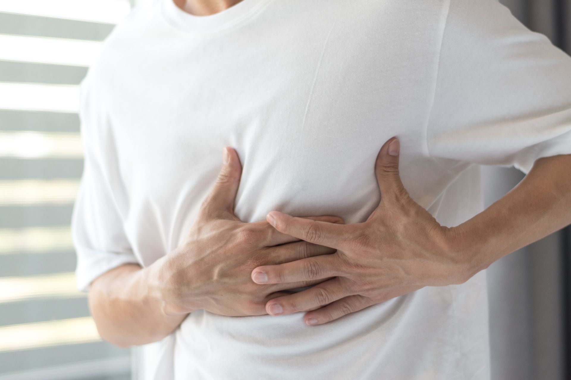 Pessoa com as mãos sobre o peito, tema relacionado à saúde pulmonar