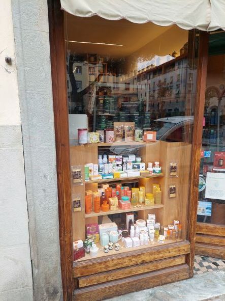 erboristeria medicinale toscana vetrina cosmesi