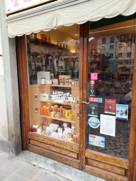 vetrina negozio con cosmetici
