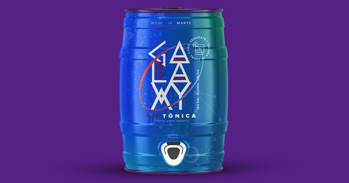 Um barril azul está sobre uma superfície roxa.