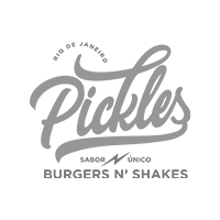 Um logotipo em preto e branco para hambúrgueres e shakes de picles.