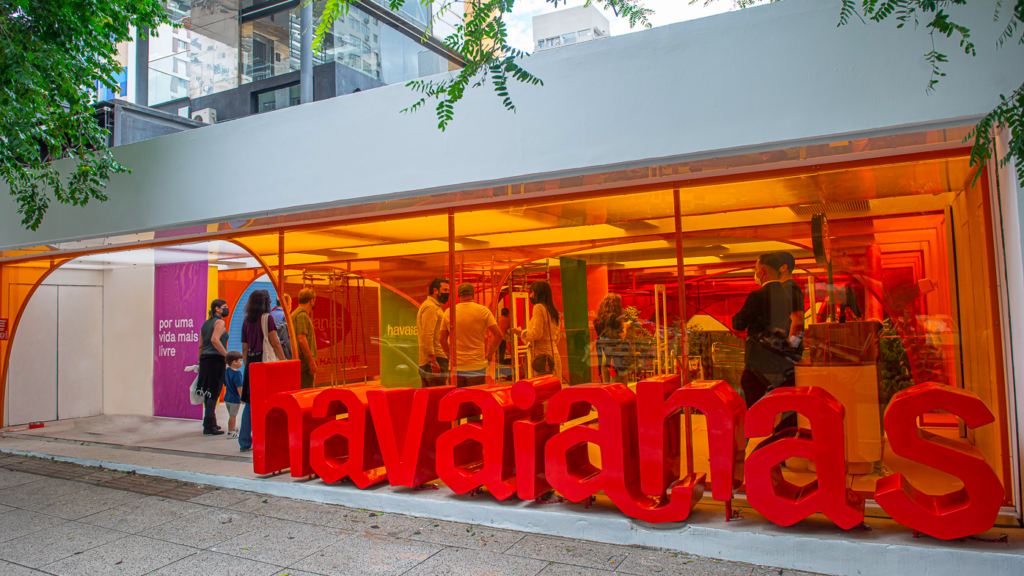 Descubra como o branding das Havaianas transformou um produto simples em ícone global.