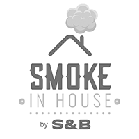 Um logotipo preto e branco para fumaça em casa por s & b