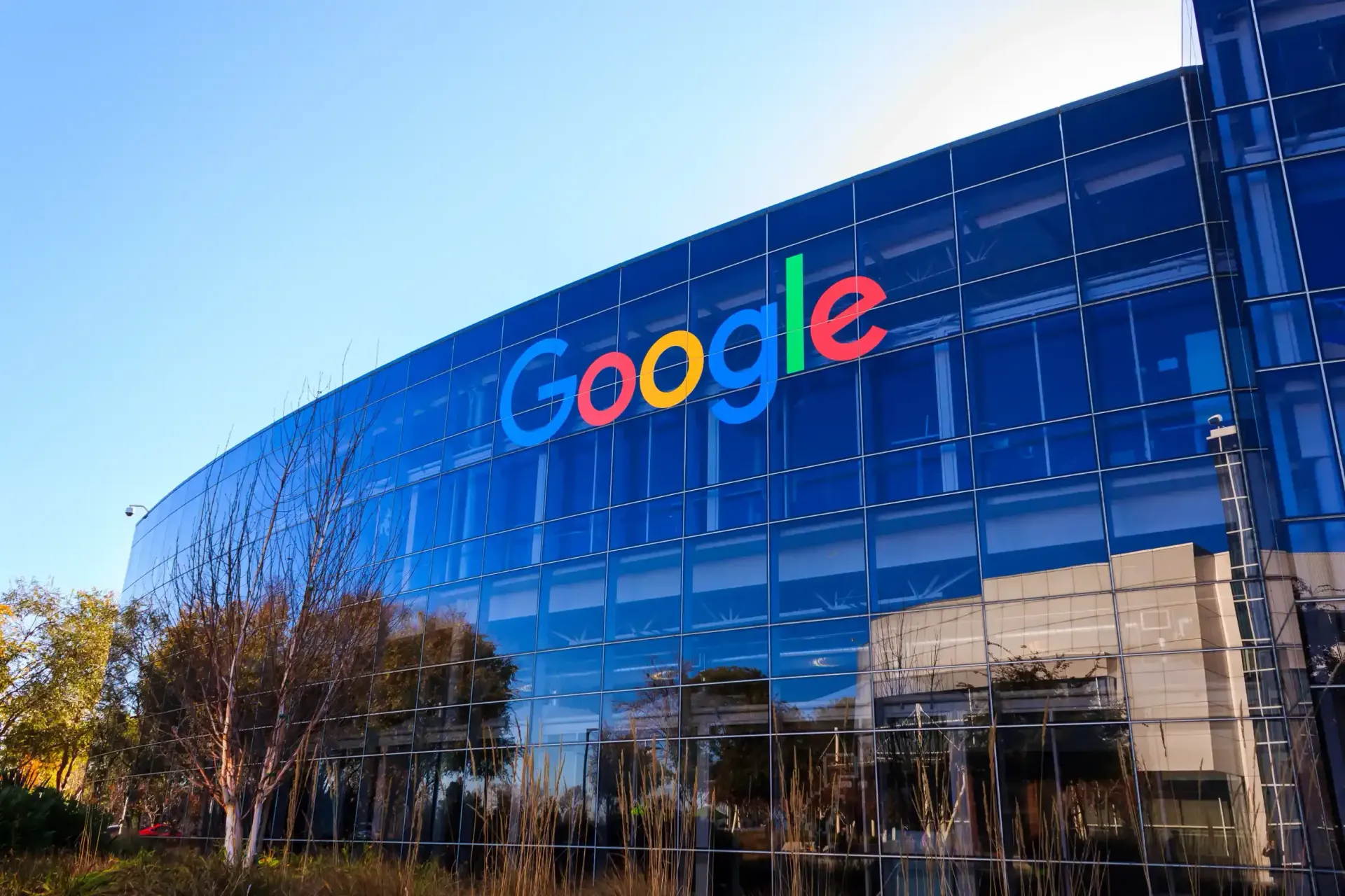 Um grande edifício de vidro com a palavra google escrita.