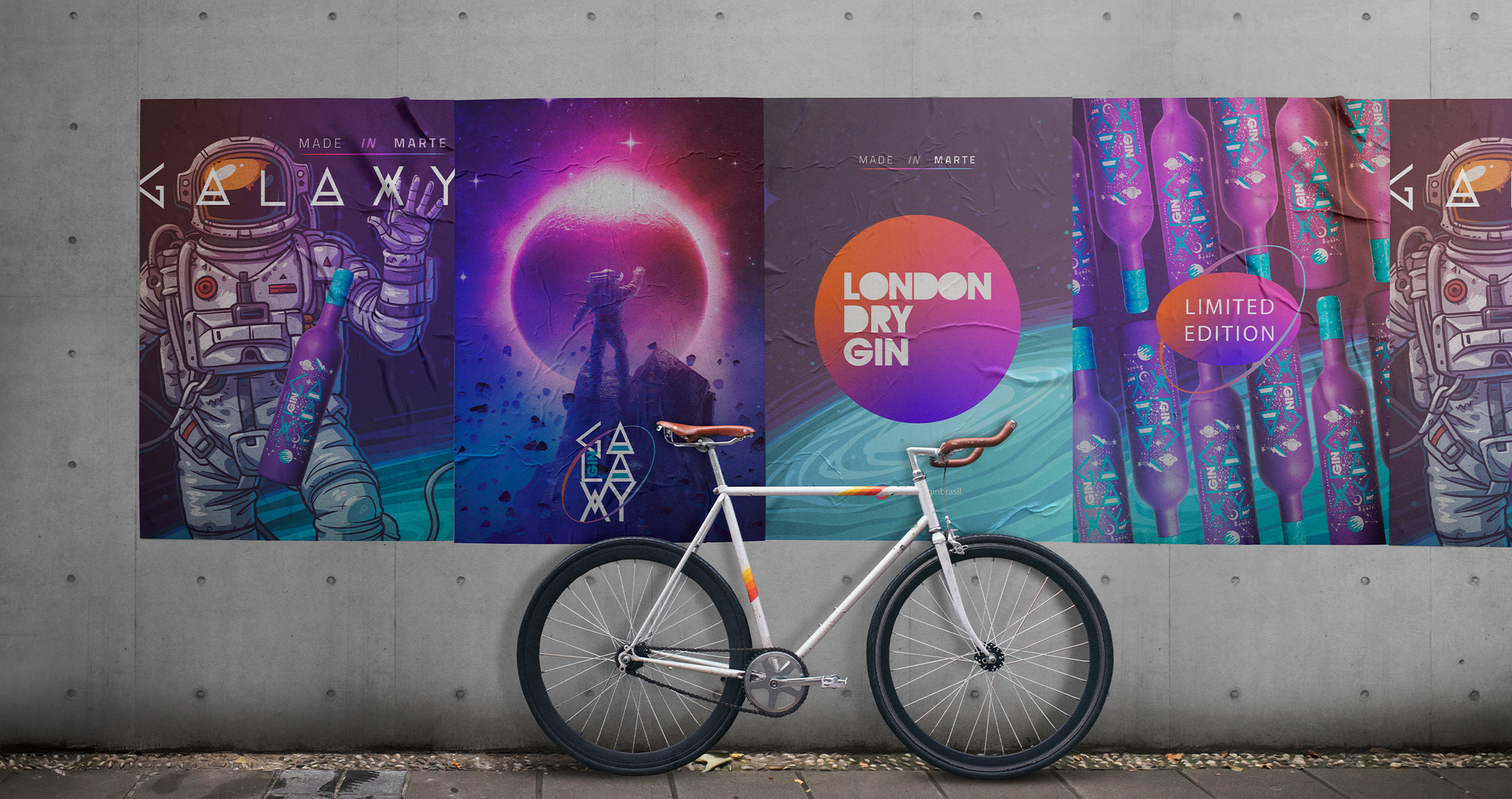 Uma bicicleta está estacionada em frente a um muro com cartazes.