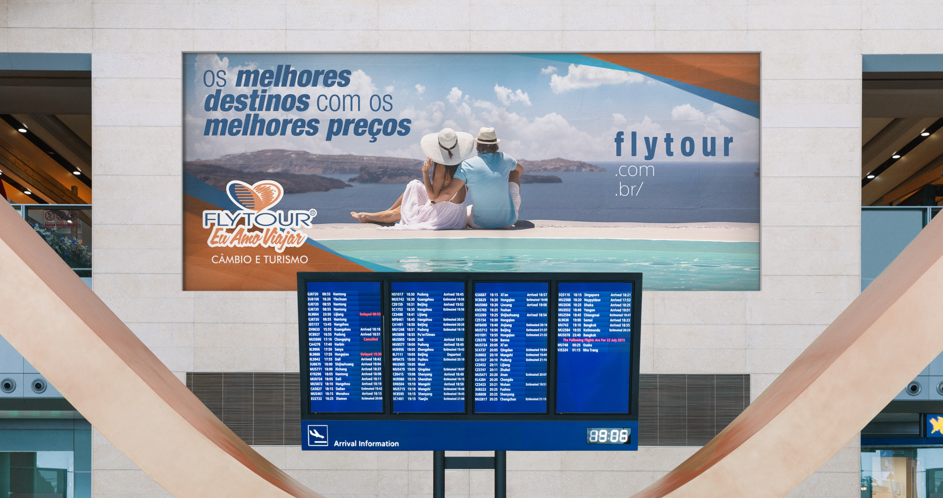 Um outdoor do flytour está pendurado na parede