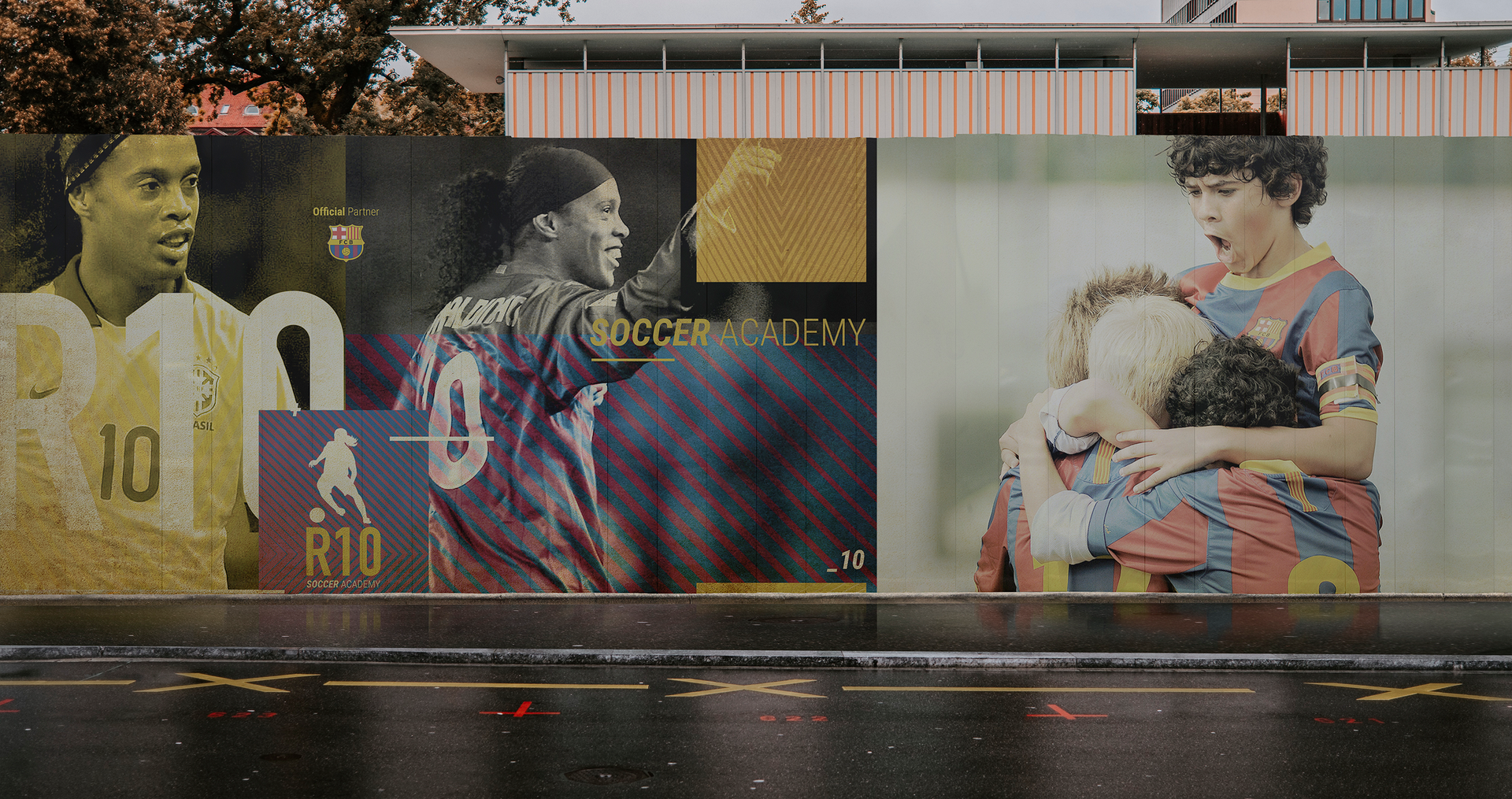 Ronaldinho Soccer Academy Um outdoor com jogadores de futebol está na beira da estrada.